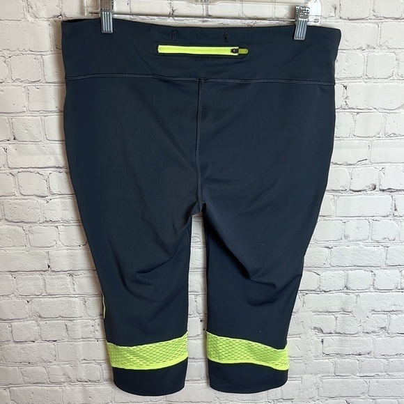 Under Armour HeatGear Compression Style Capri Pants - Picture 4 of 9
